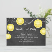 Chalkboard & Lanterns Jaunes Graduation Invitation (Debout devant)