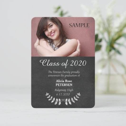 Chalkboard Laurel Leaf Faire-part de graduation (Debout devant)