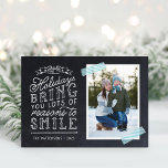 Chalkboard Letters Carte photo de vacances<br><div class="desc">Cartes photos de Noël imprimées sur mesure et abordables avec des modèles simples pour la personnalisation. Ce design amusant présente une jolie typographie de style lettré à la main sur un faux arrière - plan de tableau noir avec ruban lavi rayé aqua autour de votre photo. Le texte dit :...</div>