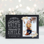 Chalkboard Letters Carte photo de vacances<br><div class="desc">Cartes photos de Noël imprimées sur mesure et abordables avec des modèles simples pour la personnalisation. Ce design amusant présente une jolie typographie de style lettré à la main sur un faux arrière - plan de tableau noir avec ruban de lavage rayé or autour de votre photo. Le texte dit...</div>