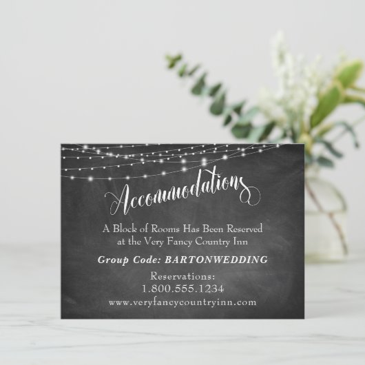 Chalkboard & Light Strings Wedding Accommodations Informatiekaartje (Staand voorkant)