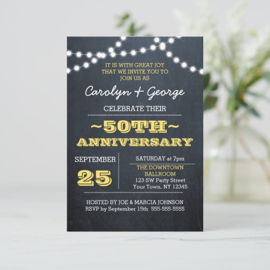 Chalkboard Lights Gold 50th Anniversary Invitation (Debout devant)