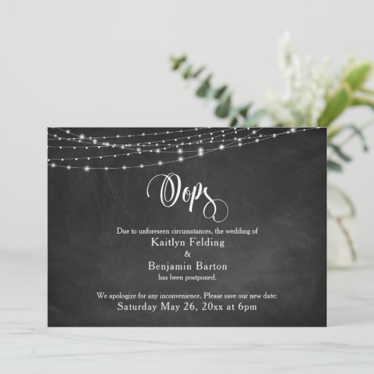 Chalkboard & Lights Uitgestelde bruiloft Humor "Oo Kaart (Staand voorkant)