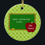 Chalkboard meilleur secrétaire Ornement de Noël<br><div class="desc">Obtenez le cadeau parfait pour ce merveilleux secrétaire que vous connaissez! Peut être pour Noël ou simplement parce qu'il donne cette touche spéciale. C'est un ornement avec un petit arrière - plan vert à la joue. Il dit "Meilleur Secrétaire Jamais" écrit sur un tableau de bord. Il y a une...</div>