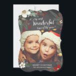 Chalkboard Merveilleux Noël Floral Carte photo<br><div class="desc">Carte photo contemporaine de noël avec support en forme de dé-coupe avec de jolies fleurs blanches et rouges,  branches de pin & baies sur un arrière - plan de tableau noir moderne.</div>