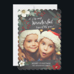 Chalkboard Merveilleux Noël Floral Carte photo<br><div class="desc">Carte photo contemporaine de noël avec support en forme de dé-coupe avec de jolies fleurs blanches et rouges,  branches de pin & baies sur un arrière - plan de tableau noir moderne.</div>