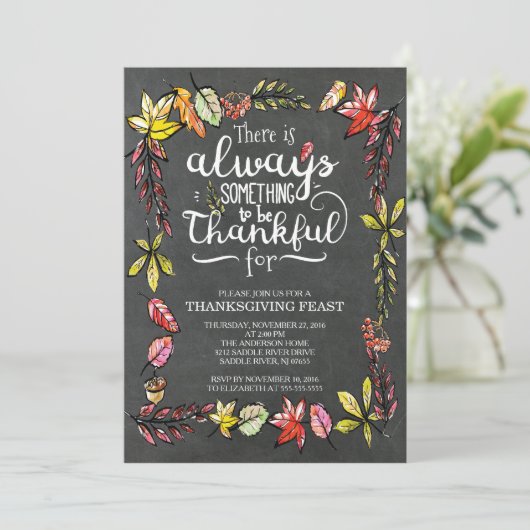 Chalkboard moderne Thanksgiving Invitation (Debout devant)