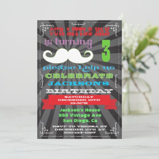 Chalkboard Mustache Anniversaire Fête Invitations (Debout devant)