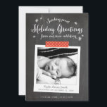 Chalkboard Noël Baby Faire-part<br><div class="desc">Un choix parfait pour les nouveaux parents, cette carte de vacances envoie des voeux de Noël tout en présentant votre nouvel ajout sucré dans le style rustique moderne avec un arrière - plan en tableau noir et cadre photo de style accentué avec du ruban lavi à pois rouge. Personnalisez le...</div>
