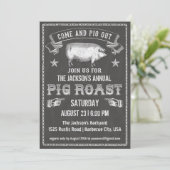 Chalkboard Pig Roast Invitation Kaart (Staand voorkant)