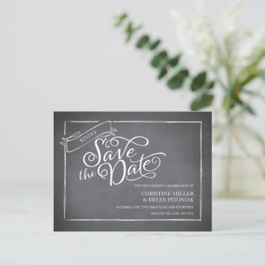 Chalkboard Script White Sla de datum op Aankondigingskaart (Staand voorkant)