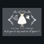 Chalkboard Serez-vous ma carte de carte d'honneur<br><div class="desc">Carte contemporaine "Serez-vous mon matron d'honneur" avec une robe mariage,  un voile,  des fleurs et des chaussures avec une jolie police en lettres de la main sur un arrière - plan moderne en tableau noir.</div>
