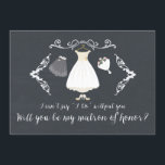 Chalkboard Serez-vous ma carte de carte d'honneur<br><div class="desc">Carte contemporaine "Serez-vous mon matron d'honneur" avec une robe mariage,  un voile,  des fleurs et des chaussures avec une jolie police en lettres de la main sur un arrière - plan moderne en tableau noir.</div>