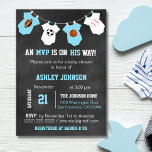 Chalkboard Sports Thème Bébé Douche Invitations<br><div class="desc">Des invitations pour des douches pour bébés à thème sportif pour les garçons. Football,  soccer,  basket et baseball sur un arrière - plan de tableau noir et des maillots de bébé suspendus. Couleurs bleu et blanc. Modèles d'invitation. Texte modifiable. Obtenez les autocollants correspondants !</div>