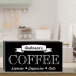 Chalkboard Style Signature Café Shop<br><div class="desc">Voici mon étonnant panneau de boîte en bois style tableau noir, une réplique charmante d'un panneau vintage café qui peut être personnalisé pour le rendre unique à vous! Il fait également un cadeau réfléchi et inoubliable pour tous les amateurs de café et apporte le charme d'un café confortable directement dans...</div>