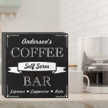 Chalkboard Style Signature Self Sert Café Bar<br><div class="desc">Voici mon étonnant panneau de boîte en bois style tableau noir, une réplique charmante d'un panneau vintage café qui peut être personnalisé pour le rendre unique à vous! Il fait également un cadeau réfléchi et inoubliable pour tous les amateurs de café et apporte le charme d'un café confortable directement dans...</div>