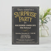Chalkboard Surprise Party Invitation Homme ou Femm (Debout devant)