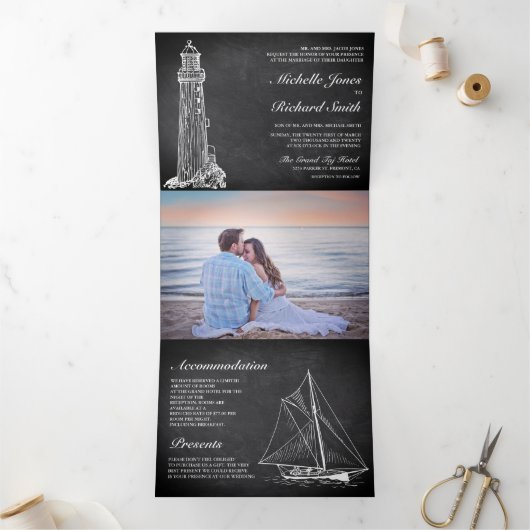 Chalkboard vuurtoren zeilboot nautische bruiloft drieluik uitnodiging (Binnen)