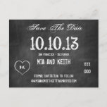 Chalkboard Wedding ENREZ LA DATE Carte postale<br><div class="desc">Voici un design graphique amusant qui présente un arrière - plan en damier noir et gris. Idéal pour enregistrer la date, les rappels, les invitations, les rendez-vous, les courriels et plus encore. Utilisez ceci pour les mariages, fiançailles, diplômes, collecteurs de fonds, anniversaires, anniversaires et toutes sortes d'occasions spéciales. Le graphique...</div>