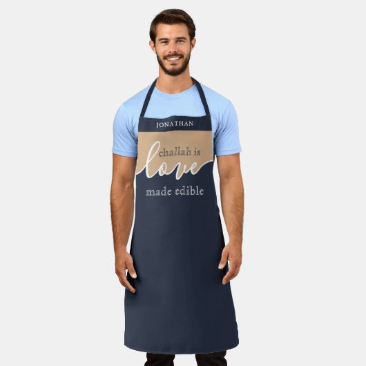 Challah is verliefd op Eetbaar NAVY & TAN Script Schort (Gedragen)