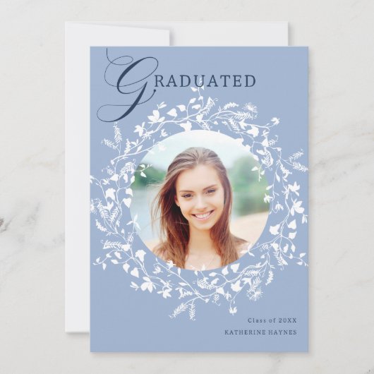 Chambray Blue White Wildflower Wreath Afstuderen Aankondiging (Voorkant)
