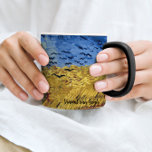 Champ de roues avec corbeaux Vincent van Gogh Mug<br><div class="desc">Une tasse à café d'art avec le tableau postimpressionniste Wheatfield with Crows (1890),  de Vincent van Gogh (1853-1890). Le nom de l'artiste est affiché au coin inférieur de la tasse. Un sentier à travers les champs agricoles avec un ciel bleu et un troupeau de corbeaux.</div>