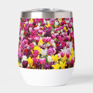 champ plein de tulipes