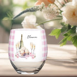 Champagne et Cupcakes En vichy rose<br><div class="desc">Verre à vin mignon, personnalisé avec votre nom en lettres manuscrites sucrées. Le design présente une bande de en vichy rose et blanc avec une aquarelle illustrant une bouteille de champagne ou de vin mousseux, des verres, des cupcakes et des fleurs roses. Veuillez naviguer dans ma collection de Fêtes des...</div>