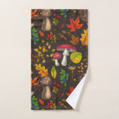 Champignons d'automne, feuilles, noix et baies sur (Serviette à main)