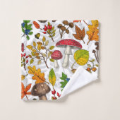 Champignons d'automne, feuilles, noix et baies sur (Gant de toilette)