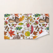 Champignons d'automne, feuilles, noix et baies sur (Serviette à main)
