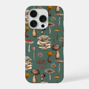 Champignons sauvages sur fond vert pin