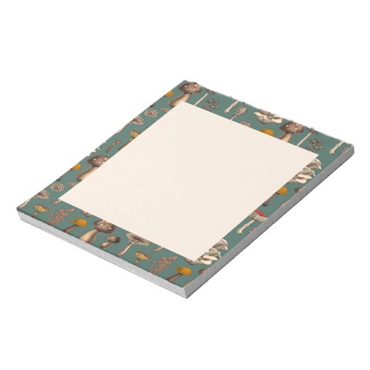 Champignons sauvages sur le Carnet vert de pin (Tourné)