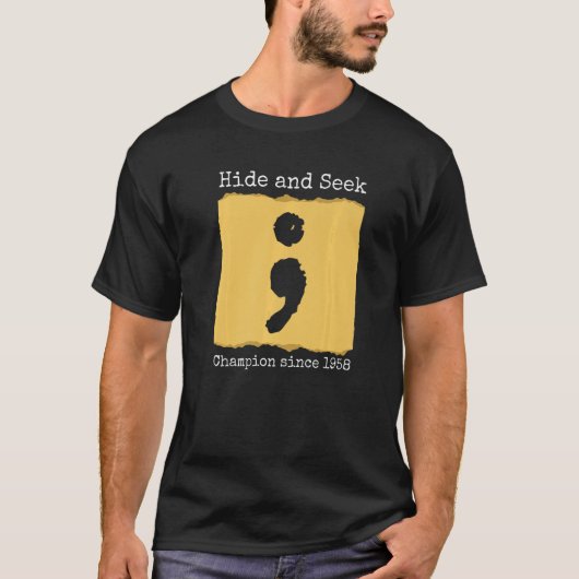 Champion verbergen en zoeken sinds 1958 t-shirt (Voorkant)