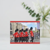 Changer la garde à la carte postale du château de  (Debout devant)