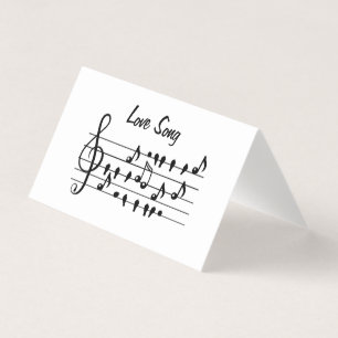 Chant d'amour, oiseaux assis entre les notes music
