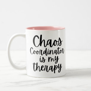 Chaos Coördinator is mijn therapie Tweekleurige Koffiemok