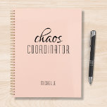 Chaos Coordonnateur Peach Nom personnalisé<br><div class="desc">Chaos Coordinateur Peach Personnalisé Name festuresthe le texte "chaos coordinateur" dans une amusante typographie de script noir. Parfait pour cette maman occupée,  enseignant,  chef d'équipe sportive ou patron de travail. Conçu par Evco Studio www.zazzle.com/store/evcostudio</div>