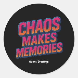 Chaos maakt herinneringen retro synthwave ontwerp ronde sticker