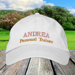 chapeau de camionneur brodé "nom" du FORMATEUR PER<br><div class="desc">Casquettes brodés : casquette de baseball classique doré / noir avec le texte "FORMATEUR PERSONNEL" & votre "nom" pour le meilleur entraîneur personnel du monde,  entraîneur sportif,  instructeur de fitness / team building</div>