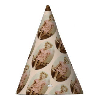 Chapeaux De Fètes Petite fille blonde vintage dans le casquette rose