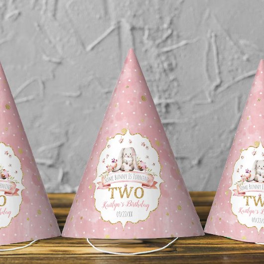 Chapeaux De Fètes Un lapin est en train d'atteindre deux 2e annivers