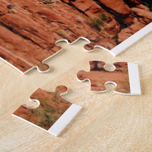 Chapelle dans le puzzle de roches (Côté)