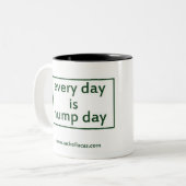 Chaque jour est tasse de café de journée en milieu (Devant gauche)