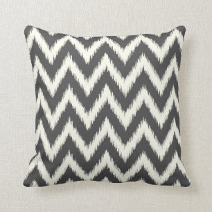 Charcoal Gray Ikat Chevron Kussen