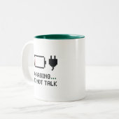Charging… Do Not Talk – Battery Mug for Mornings (Devant gauche)