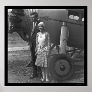 Charles Lindbergh en Wife naast het vliegtuig van  Poster