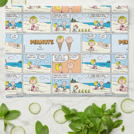 Charlie Brown en Sally Ice Cream op het strand Theedoek (Gevouwen)