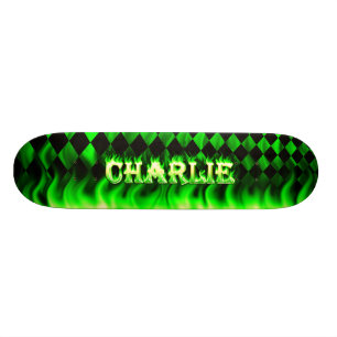 Charlie skateboard groen vuur en vlammenontwerp.