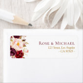 charmant étiquette de adresse à fleurs bordeaux (En situation)